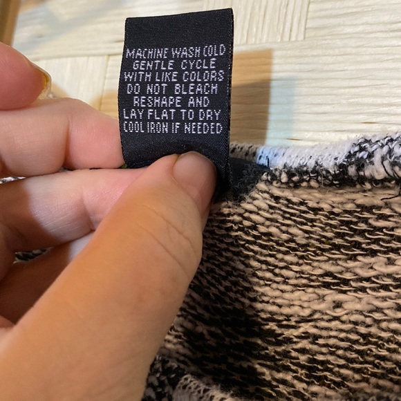 SHANNON FORD NEW YORK Black & White CHECKERED SWEATER Hi Low Hem Sz M EUC - Picture 4 of 12